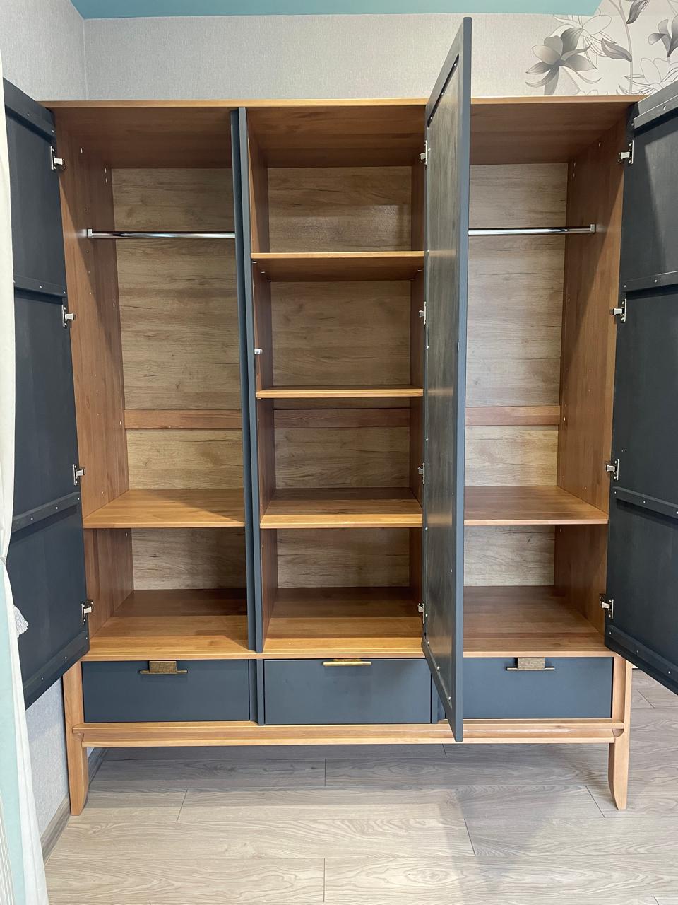 Шкаф 3-х дверный "Бридж" с зеркалом №1