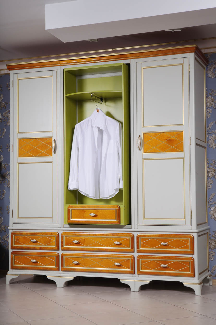 Шкаф трехдверный "Софи" СКМ-004-28