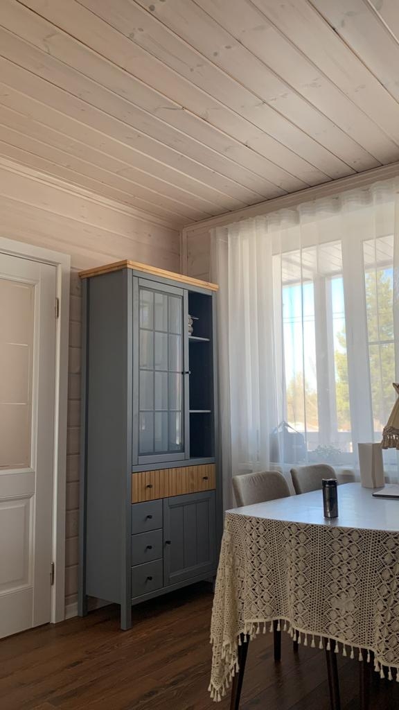 Шкаф для посуды "Сканди" 1113СТЧ стеклянная и глухая двери №1