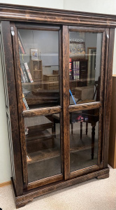 Шкаф-купе для книг двухдверный «Луи Филипп» МО 26.02 (образец)