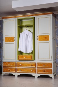 Шкаф трехдверный "Софи" СКМ-004-28